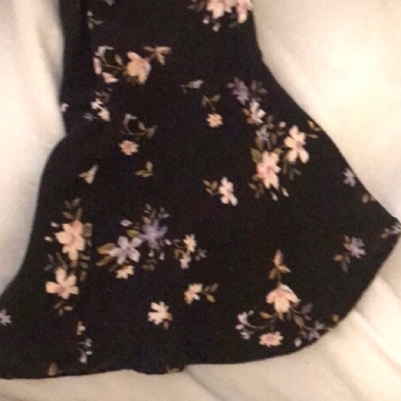 American Eagle Floral Cut-out Neck Long Sleeve - Picture 4 of 4